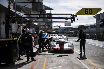 2024-09-15 - 99 TINCKNELL Harry (gbr), JANI Neel (swi), ANDLAUER Julien (fra), Proton Competition, Porsche 963 #99, Hypercar, pitstop, arrêt aux stands during the 2024 6 Hours of Fuji, 7th round of the 2024 FIA World Endurance Championship, from September 13 to 15, 2024 on the Fuji Speedway in Oyama, Shizuoka, Japan - FIA WEC - 6 HOURS OF FUJI 2024 - ENDURANCE - MOTORS