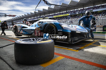 2024-09-15 - Alpine Endurance Team, mecaniciens, mechanics, pitstop, arrêt aux stands, ambiance during the 2024 6 Hours of Fuji, 7th round of the 2024 FIA World Endurance Championship, from September 13 to 15, 2024 on the Fuji Speedway in Oyama, Shizuoka, Japan - FIA WEC - 6 HOURS OF FUJI 2024 - ENDURANCE - MOTORS