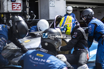 2024-09-15 - GOUNON Jules (fra), Alpine Endurance Team, Alpine A424, portrait during the 2024 6 Hours of Fuji, 7th round of the 2024 FIA World Endurance Championship, from September 13 to 15, 2024 on the Fuji Speedway in Oyama, Shizuoka, Japan - FIA WEC - 6 HOURS OF FUJI 2024 - ENDURANCE - MOTORS