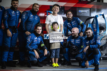 2024-09-15 - Alpine Endurance Team, fans, supporters, public, spectators, mecaniciens, mechanics, portrait during the 2024 6 Hours of Fuji, 7th round of the 2024 FIA World Endurance Championship, from September 13 to 15, 2024 on the Fuji Speedway in Oyama, Shizuoka, Japan - FIA WEC - 6 HOURS OF FUJI 2024 - ENDURANCE - MOTORS