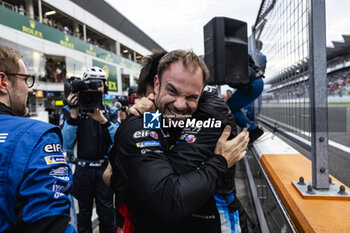 2024-09-15 - LAPIERRE Nicolas (fra), Alpine Endurance Team, Alpine A424, portrait, mecaniciens, mechanics, podium, ambiance during the 2024 6 Hours of Fuji, 7th round of the 2024 FIA World Endurance Championship, from September 13 to 15, 2024 on the Fuji Speedway in Oyama, Shizuoka, Japan - FIA WEC - 6 HOURS OF FUJI 2024 - ENDURANCE - MOTORS