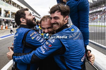 2024-09-15 - LAPIERRE Nicolas (fra), Alpine Endurance Team, Alpine A424, portrait, mecaniciens, mechanics, podium, ambiance during the 2024 6 Hours of Fuji, 7th round of the 2024 FIA World Endurance Championship, from September 13 to 15, 2024 on the Fuji Speedway in Oyama, Shizuoka, Japan - FIA WEC - 6 HOURS OF FUJI 2024 - ENDURANCE - MOTORS