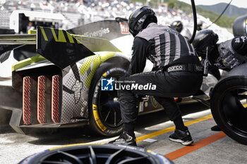 2024-09-15 - 93 JENSEN Mikkel (dnk), MULLER Nico (swi), VERGNE Jean-Eric (fra), Peugeot TotalEnergies, Peugeot 9x8 #93, Hypercar, PIT STOP, ARRET AUX STANDS during the 2024 6 Hours of Fuji, 7th round of the 2024 FIA World Endurance Championship, from September 13 to 15, 2024 on the Fuji Speedway in Oyama, Shizuoka, Japan - FIA WEC - 6 HOURS OF FUJI 2024 - ENDURANCE - MOTORS