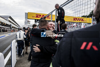 2024-09-15 - Manthey Purerxcing mecaniciens, mechanics celebrate during the 2024 6 Hours of Fuji, 7th round of the 2024 FIA World Endurance Championship, from September 13 to 15, 2024 on the Fuji Speedway in Oyama, Shizuoka, Japan - FIA WEC - 6 HOURS OF FUJI 2024 - ENDURANCE - MOTORS