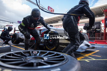 2024-09-28 - Jonny EDGAR (GBR),Louis DELETRAZ (CHE),Robert KUBICA (POL) of a team AO BY TF on a Oreca 07 - Gibson during a pit stop in a free practice 2 of ELMS in Mugello - ELMS - 4 HOURS OF MUGELLO - ENDURANCE - MOTORS