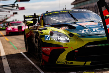 2024-10-18 - 59 DEBOER Derek (usa), STEVENSON Casper (gbr), HASSE-CLOT Valentin, Racing Spirit of Leman, Aston Martin Vantage AMR LMGT3, action pitlane, pitstop, arrêt aux stands during the 4 Hours of Portimao 2024, 6th round of the 2024 European Le Mans Series on the Algarve International Circuit from October 16 to 19, 2024 in Portimao, Portugal - AUTO - ELMS - 4 HOURS OF PORTIMAO 2024 - ENDURANCE - MOTORS