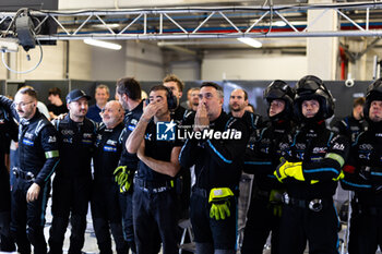 2024-10-19 - COOL Racing mechanic, mecanicien ambiance celebration during the 4 Hours of Portimao 2024, 6th round of the 2024 European Le Mans Series on the Algarve International Circuit from October 16 to 19, 2024 in Portimao, Portugal - AUTO - ELMS - 4 HOURS OF PORTIMAO 2024 - ENDURANCE - MOTORS