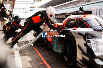 2024-10-19 - 03 LATORRE CANON Andres (aus), BOLUKBASI Cem (tur), HORR Laurents (ger), DKR Engineering, Oreca 07 - Gibson, mechanic, mecanicien pitlane, during the 4 Hours of Portimao 2024, 6th round of the 2024 European Le Mans Series on the Algarve International Circuit from October 16 to 19, 2024 in Portimao, Portugal - AUTO - ELMS - 4 HOURS OF PORTIMAO 2024 - ENDURANCE - MOTORS