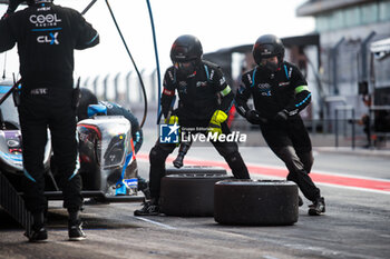 2024-10-19 - 17 CRISTOVAO Miguel (prt), OLTRAMARE Cédric (swi), ESPIRITO SANTO Manuel (prt), Cool Racing, Ligier JS P320 - Nissan, mechanic, mecanicien pitlane, during the 4 Hours of Portimao 2024, 6th round of the 2024 European Le Mans Series on the Algarve International Circuit from October 16 to 19, 2024 in Portimao, Portugal - AUTO - ELMS - 4 HOURS OF PORTIMAO 2024 - ENDURANCE - MOTORS