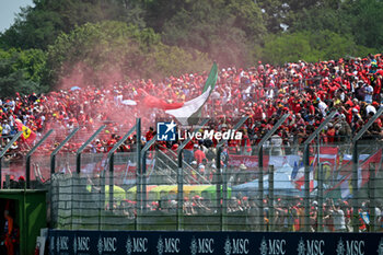 2024-05-19 - Fans in the stands of the Autodromo Internazionale Enzo e Dino Ferrari - FORMULA 1 MSC CRUISES GRAN PREMIO DELL'EMILIA-ROMAGNA 2024 - RACE - FORMULA 1 - MOTORS