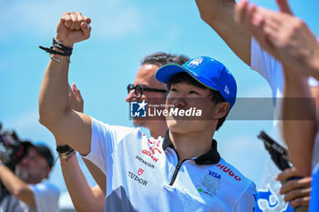 2024-05-19 - Yuki Tsunoda Racing Bulls S.p.A Visa Cash App RB Formula One Team greets the fans at the F1 GP dell'Emilia Romagna 2024 - FORMULA 1 MSC CRUISES GRAN PREMIO DELL'EMILIA-ROMAGNA 2024 - RACE - FORMULA 1 - MOTORS