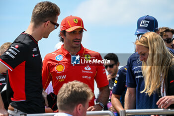 2024-05-19 - Carlos Sainz Ferrari Spa Scuderia Ferrari greets the fans at the F1 GP dell'Emilia Romagna 2024 - FORMULA 1 MSC CRUISES GRAN PREMIO DELL'EMILIA-ROMAGNA 2024 - RACE - FORMULA 1 - MOTORS