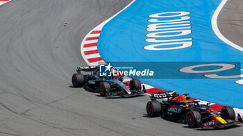 2024-06-23 - Overtaking between Verstappen vs. Russell - FORMULA 1 ARAMCO GRAN PREMIO DE ESPANA 2024 - RACE - FORMULA 1 - MOTORS