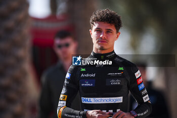 2024-02-21 - NORRIS Lando (gbr), McLaren F1 Team MCL38, portrait during the Formula 1 Aramco pre-season testing 2024 of the 2024 FIA Formula One World Championship from February 21 to 23, 2024 on the Bahrain International Circuit, in Sakhir, Bahrain - F1 - PRE-SEASON TESTING 2024 - BAHRAIN - FORMULA 1 - MOTORS