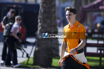 2024-02-21 - PIASTRI Oscar (aus), McLaren F1 Team MCL38, portrait during the Formula 1 Aramco pre-season testing 2024 of the 2024 FIA Formula One World Championship from February 21 to 23, 2024 on the Bahrain International Circuit, in Sakhir, Bahrain - F1 - PRE-SEASON TESTING 2024 - BAHRAIN - FORMULA 1 - MOTORS