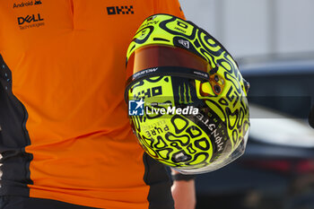 2024-02-21 - NORRIS Lando (gbr), McLaren F1 Team MCL38, Helmet during the Formula 1 Aramco pre-season testing 2024 of the 2024 FIA Formula One World Championship from February 21 to 23, 2024 on the Bahrain International Circuit, in Sakhir, Bahrain - F1 - PRE-SEASON TESTING 2024 - BAHRAIN - FORMULA 1 - MOTORS