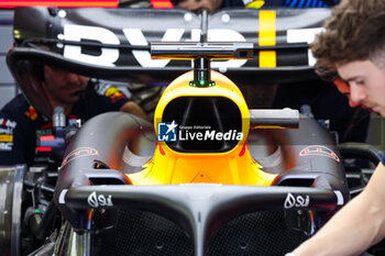 2024-02-21 - Red Bull Racing RB20, mechanical detail of halo and air inlet during the Formula 1 Aramco pre-season testing 2024 of the 2024 FIA Formula One World Championship from February 21 to 23, 2024 on the Bahrain International Circuit, in Sakhir, Bahrain - F1 - PRE-SEASON TESTING 2024 - BAHRAIN - FORMULA 1 - MOTORS