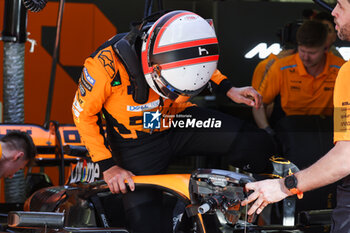 2024-02-21 - NORRIS Lando (gbr), McLaren F1 Team MCL38, portrait, special helmet in tribute of Gil de Ferran during the Formula 1 Aramco pre-season testing 2024 of the 2024 FIA Formula One World Championship from February 21 to 23, 2024 on the Bahrain International Circuit, in Sakhir, Bahrain - F1 - PRE-SEASON TESTING 2024 - BAHRAIN - FORMULA 1 - MOTORS