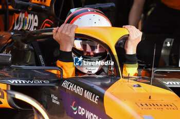 2024-02-21 - NORRIS Lando (gbr), McLaren F1 Team MCL38, portrait, special helmet in tribute of Gil de Ferran during the Formula 1 Aramco pre-season testing 2024 of the 2024 FIA Formula One World Championship from February 21 to 23, 2024 on the Bahrain International Circuit, in Sakhir, Bahrain - F1 - PRE-SEASON TESTING 2024 - BAHRAIN - FORMULA 1 - MOTORS