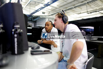 2024-02-21 - HAMILTON Lewis (gbr), Mercedes AMG F1 Team W15, portrait and SCHUMACHER Mick (ger), Reserve Driver of Mercedes AMG F1 Team, portrait during the Formula 1 Aramco pre-season testing 2024 of the 2024 FIA Formula One World Championship from February 21 to 23, 2024 on the Bahrain International Circuit, in Sakhir, Bahrain - F1 - PRE-SEASON TESTING 2024 - BAHRAIN - FORMULA 1 - MOTORS