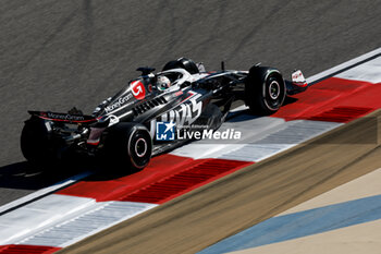 2024-02-21 - 20 MAGNUSSEN Kevin (den), Haas F1 Team VF-24 Ferrari, action during the Formula 1 Aramco pre-season testing 2024 of the 2024 FIA Formula One World Championship from February 21 to 23, 2024 on the Bahrain International Circuit, in Sakhir, Bahrain - F1 - PRE-SEASON TESTING 2024 - BAHRAIN - FORMULA 1 - MOTORS