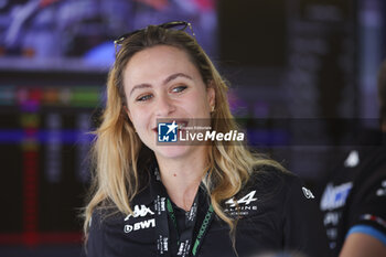 2024-02-22 - FLOERSCH Sophia, portrait, during the Formula 1 Aramco pre-season testing 2024 of the 2024 FIA Formula One World Championship from February 21 to 23, 2024 on the Bahrain International Circuit, in Sakhir, Bahrain - F1 - PRE-SEASON TESTING 2024 - BAHRAIN - FORMULA 1 - MOTORS