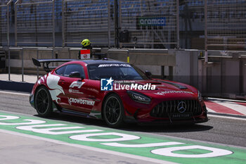 2024-02-22 - safety car, during the Formula 1 Aramco pre-season testing 2024 of the 2024 FIA Formula One World Championship from February 21 to 23, 2024 on the Bahrain International Circuit, in Sakhir, Bahrain - F1 - PRE-SEASON TESTING 2024 - BAHRAIN - FORMULA 1 - MOTORS