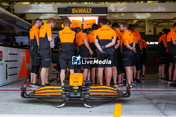 2024-02-22 - McLaren F1 Team mechanics in front of the car in the garage, box, during the Formula 1 Aramco pre-season testing 2024 of the 2024 FIA Formula One World Championship from February 21 to 23, 2024 on the Bahrain International Circuit, in Sakhir, Bahrain - F1 - PRE-SEASON TESTING 2024 - BAHRAIN - FORMULA 1 - MOTORS