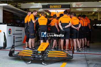 2024-02-22 - McLaren F1 Team mechanics in front of the car in the garage, box, during the Formula 1 Aramco pre-season testing 2024 of the 2024 FIA Formula One World Championship from February 21 to 23, 2024 on the Bahrain International Circuit, in Sakhir, Bahrain - F1 - PRE-SEASON TESTING 2024 - BAHRAIN - FORMULA 1 - MOTORS