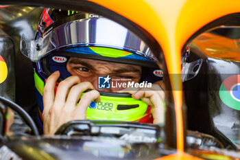 2024-02-22 - PIASTRI Oscar (aus), McLaren F1 Team MCL38, portrait during the Formula 1 Aramco pre-season testing 2024 of the 2024 FIA Formula One World Championship from February 21 to 23, 2024 on the Bahrain International Circuit, in Sakhir, Bahrain - F1 - PRE-SEASON TESTING 2024 - BAHRAIN - FORMULA 1 - MOTORS
