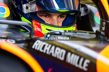 2024-02-22 - PIASTRI Oscar (aus), McLaren F1 Team MCL38, portrait during the Formula 1 Aramco pre-season testing 2024 of the 2024 FIA Formula One World Championship from February 21 to 23, 2024 on the Bahrain International Circuit, in Sakhir, Bahrain - F1 - PRE-SEASON TESTING 2024 - BAHRAIN - FORMULA 1 - MOTORS