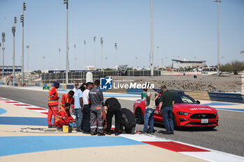 2024-02-22 - reparation on the track because of a chunk of drain that lifted off causing the interuption of the session during the Formula 1 Aramco pre-season testing 2024 of the 2024 FIA Formula One World Championship from February 21 to 23, 2024 on the Bahrain International Circuit, in Sakhir, Bahrain - F1 - PRE-SEASON TESTING 2024 - BAHRAIN - FORMULA 1 - MOTORS