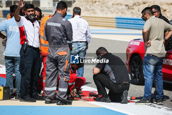 2024-02-22 - reparation on the track because of a chunk of drain that lifted off causing the interuption of the session during the Formula 1 Aramco pre-season testing 2024 of the 2024 FIA Formula One World Championship from February 21 to 23, 2024 on the Bahrain International Circuit, in Sakhir, Bahrain - F1 - PRE-SEASON TESTING 2024 - BAHRAIN - FORMULA 1 - MOTORS