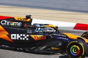 2024-02-22 - 81 PIASTRI Oscar (aus), McLaren F1 Team MCL38, action during the Formula 1 Aramco pre-season testing 2024 of the 2024 FIA Formula One World Championship from February 21 to 23, 2024 on the Bahrain International Circuit, in Sakhir, Bahrain - F1 - PRE-SEASON TESTING 2024 - BAHRAIN - FORMULA 1 - MOTORS