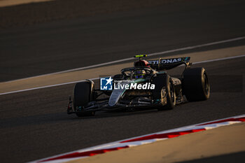 2024-02-22 - 44 HAMILTON Lewis (gbr), Mercedes AMG F1 Team W15, action during the Formula 1 Aramco pre-season testing 2024 of the 2024 FIA Formula One World Championship from February 21 to 23, 2024 on the Bahrain International Circuit, in Sakhir, Bahrain - F1 - PRE-SEASON TESTING 2024 - BAHRAIN - FORMULA 1 - MOTORS