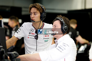 2024-02-22 - RUSSELL George (gbr), Mercedes AMG F1 Team W15, portrait and WOLFF Toto (aut), Team Principal & CEO of Mercedes AMG F1 Team, portrait during the Formula 1 Aramco pre-season testing 2024 of the 2024 FIA Formula One World Championship from February 21 to 23, 2024 on the Bahrain International Circuit, in Sakhir, Bahrain - F1 - PRE-SEASON TESTING 2024 - BAHRAIN - FORMULA 1 - MOTORS