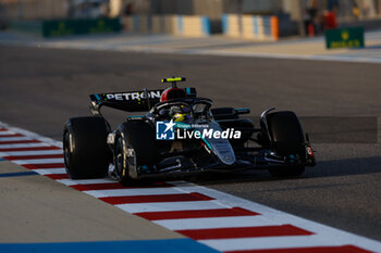 2024-02-22 - 44 HAMILTON Lewis (gbr), Mercedes AMG F1 Team W15, action during the Formula 1 Aramco pre-season testing 2024 of the 2024 FIA Formula One World Championship from February 21 to 23, 2024 on the Bahrain International Circuit, in Sakhir, Bahrain - F1 - PRE-SEASON TESTING 2024 - BAHRAIN - FORMULA 1 - MOTORS