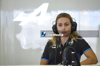2024-02-23 - FLOERSCH Sophia, portrait, during the Formula 1 Aramco pre-season testing 2024 of the 2024 FIA Formula One World Championship from February 21 to 23, 2024 on the Bahrain International Circuit, in Sakhir, Bahrain - F1 - PRE-SEASON TESTING 2024 - BAHRAIN - FORMULA 1 - MOTORS