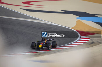2024-02-23 - 11 PEREZ Sergio (mex), Red Bull Racing RB20, action during the Formula 1 Aramco pre-season testing 2024 of the 2024 FIA Formula One World Championship from February 21 to 23, 2024 on the Bahrain International Circuit, in Sakhir, Bahrain - F1 - PRE-SEASON TESTING 2024 - BAHRAIN - FORMULA 1 - MOTORS