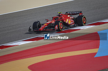 2024-02-23 - 55 SAINZ Carlos (spa), Scuderia Ferrari SF-24, action during the Formula 1 Aramco pre-season testing 2024 of the 2024 FIA Formula One World Championship from February 21 to 23, 2024 on the Bahrain International Circuit, in Sakhir, Bahrain - F1 - PRE-SEASON TESTING 2024 - BAHRAIN - FORMULA 1 - MOTORS