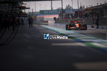 2024-02-23 - 04 NORRIS Lando (gbr), McLaren F1 Team MCL38, action, pitlane, during the Formula 1 Aramco pre-season testing 2024 of the 2024 FIA Formula One World Championship from February 21 to 23, 2024 on the Bahrain International Circuit, in Sakhir, Bahrain - F1 - PRE-SEASON TESTING 2024 - BAHRAIN - FORMULA 1 - MOTORS