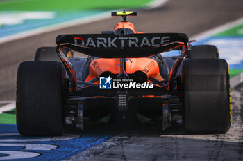 2024-02-23 - 04 NORRIS Lando (gbr), McLaren F1 Team MCL38, action, pitlane, during the Formula 1 Aramco pre-season testing 2024 of the 2024 FIA Formula One World Championship from February 21 to 23, 2024 on the Bahrain International Circuit, in Sakhir, Bahrain - F1 - PRE-SEASON TESTING 2024 - BAHRAIN - FORMULA 1 - MOTORS