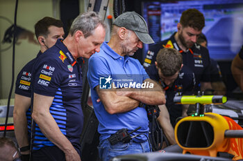 2024-02-23 - NEWEY Adrian (gbr), Chief Technical Officer of Red Bull Racing and MONAGHAN Paul, Chief Engineer & Car Engineering of Red Bull Racing, portrait, box, stand during the Formula 1 Aramco pre-season testing 2024 of the 2024 FIA Formula One World Championship from February 21 to 23, 2024 on the Bahrain International Circuit, in Sakhir, Bahrain - F1 - PRE-SEASON TESTING 2024 - BAHRAIN - FORMULA 1 - MOTORS