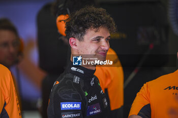 2024-02-23 - NORRIS Lando (gbr), McLaren F1 Team MCL38, portrait during the Formula 1 Aramco pre-season testing 2024 of the 2024 FIA Formula One World Championship from February 21 to 23, 2024 on the Bahrain International Circuit, in Sakhir, Bahrain - F1 - PRE-SEASON TESTING 2024 - BAHRAIN - FORMULA 1 - MOTORS
