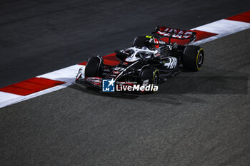 2024-02-23 - 27 HULKENBERG Nico (ger), Haas F1 Team VF-24 Ferrari, action during the Formula 1 Aramco pre-season testing 2024 of the 2024 FIA Formula One World Championship from February 21 to 23, 2024 on the Bahrain International Circuit, in Sakhir, Bahrain - F1 - PRE-SEASON TESTING 2024 - BAHRAIN - FORMULA 1 - MOTORS