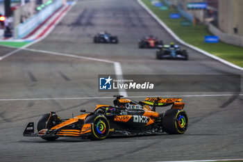 2024-02-23 - 81 PIASTRI Oscar (aus), McLaren F1 Team MCL38, action during the Formula 1 Aramco pre-season testing 2024 of the 2024 FIA Formula One World Championship from February 21 to 23, 2024 on the Bahrain International Circuit, in Sakhir, Bahrain - F1 - PRE-SEASON TESTING 2024 - BAHRAIN - FORMULA 1 - MOTORS
