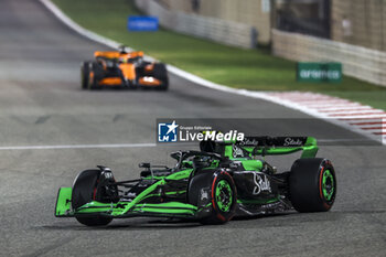 2024-02-23 - 24 ZHOU Guanyu (chi), Stake F1 Team Kick Sauber C44, action during the Formula 1 Aramco pre-season testing 2024 of the 2024 FIA Formula One World Championship from February 21 to 23, 2024 on the Bahrain International Circuit, in Sakhir, Bahrain - F1 - PRE-SEASON TESTING 2024 - BAHRAIN - FORMULA 1 - MOTORS