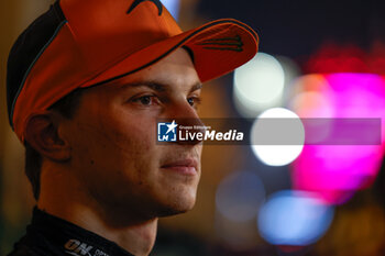 2024-02-23 - PIASTRI Oscar (aus), McLaren F1 Team MCL38, portrait during the Formula 1 Aramco pre-season testing 2024 of the 2024 FIA Formula One World Championship from February 21 to 23, 2024 on the Bahrain International Circuit, in Sakhir, Bahrain - F1 - PRE-SEASON TESTING 2024 - BAHRAIN - FORMULA 1 - MOTORS