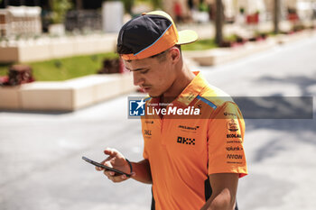 2024-02-28 - NORRIS Lando (gbr), McLaren F1 Team MCL38, portrait during the Formula 1 Gulf Air Bahrain Grand Prix 2024, 1st round of the 2024 FIA Formula One World Championship from February 29 to March 2, 2024 on the Bahrain International Circuit, in Sakhir, Bahrain - F1 - BAHRAIN GRAND PRIX 2024 - FORMULA 1 - MOTORS