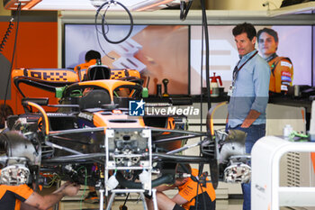 2024-02-28 - WEBBER Mark (aus), former F1 driver and TV presenter, portrait looking at the car of PIASTRI Oscar (aus), McLaren F1 Team MCL38, during the Formula 1 Gulf Air Bahrain Grand Prix 2024, 1st round of the 2024 FIA Formula One World Championship from February 29 to March 2, 2024 on the Bahrain International Circuit, in Sakhir, Bahrain - F1 - BAHRAIN GRAND PRIX 2024 - FORMULA 1 - MOTORS